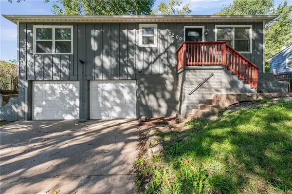 2200 Aqueduct Place, Independence, MO 64057