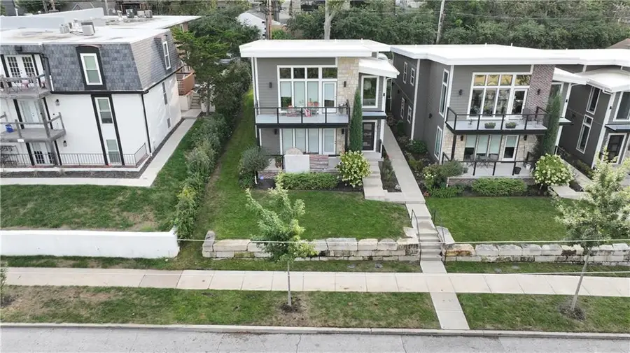 3915 Kenwood Avenue, Kansas City, MO 64110 - #2