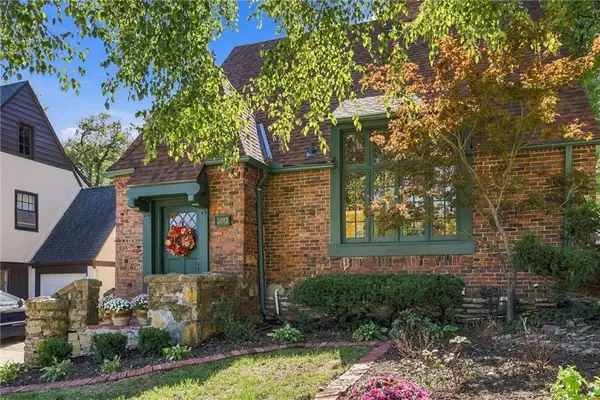 2017 W 50th Street, Westwood Hills, KS 66205