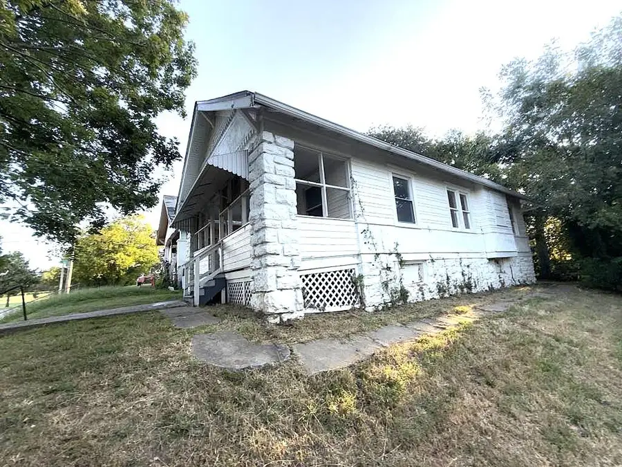 4403 Wabash Avenue, Kansas City, MO 64130 - #3
