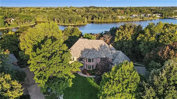 60 W Dundee Court, Loch Lloyd, MO 64012