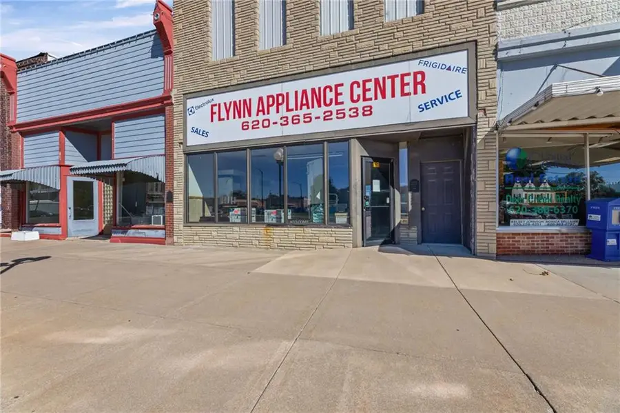11 N Jefferson Avenue, Iola, KS 66749 - #2