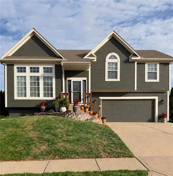 1204 N 4th Street E, Louisburg, KS 66053