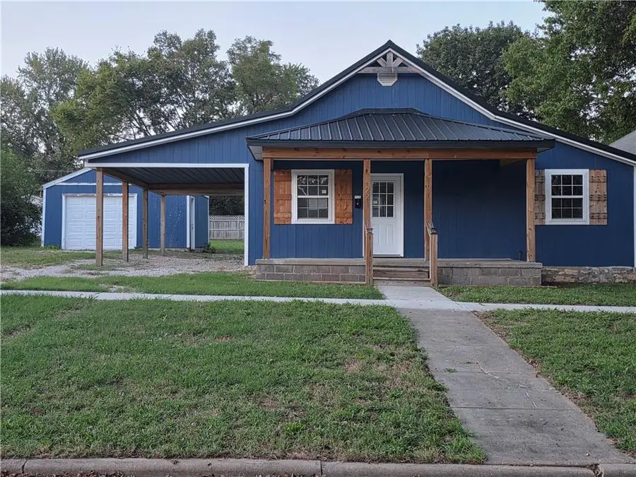 221 E 2nd Avenue, Garnett, KS 66032 - #2