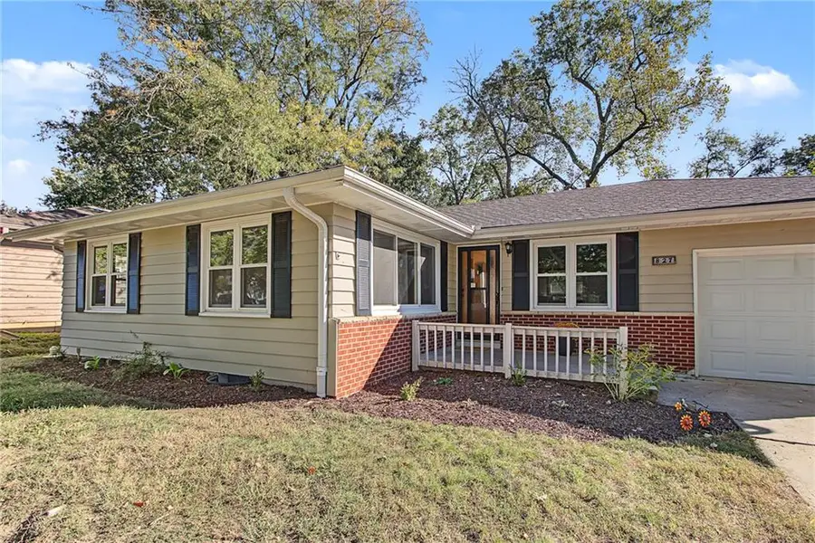 827 W 22nd Street, Lawrence, KS 66046 - #2