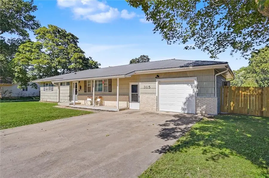 315 E Monroe Avenue, Garnett, KS 66032 - #2