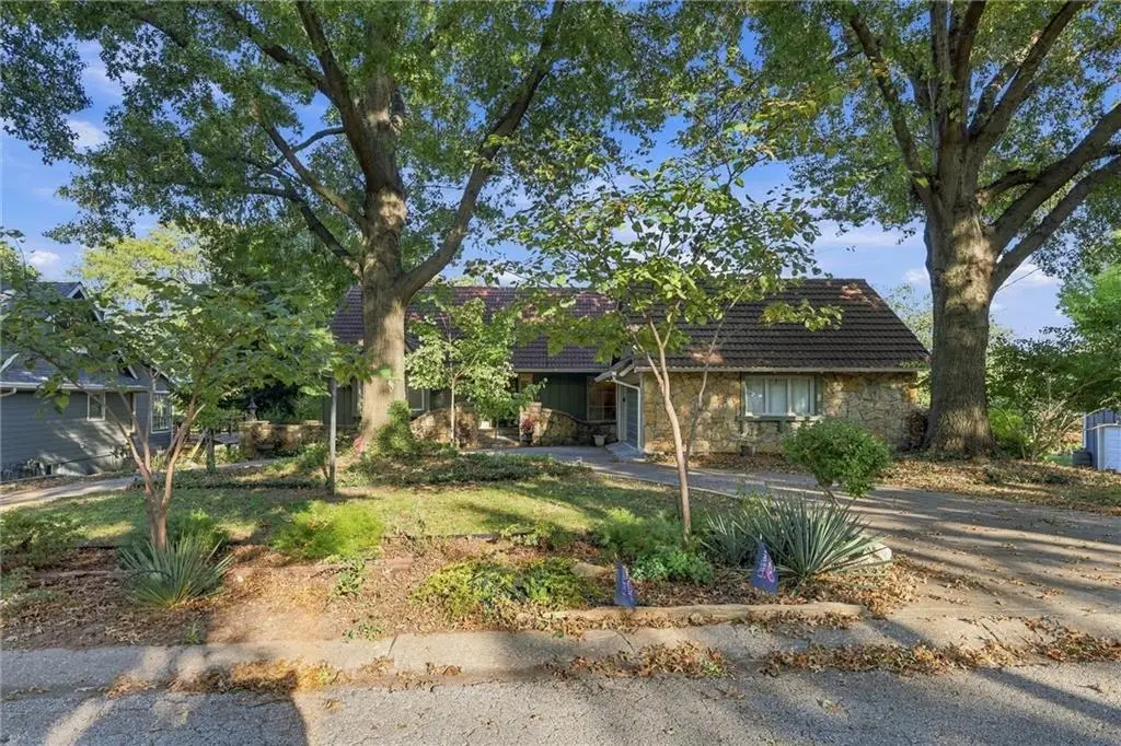 6825 Lakeshore Drive, Raytown, MO 64133 - #1