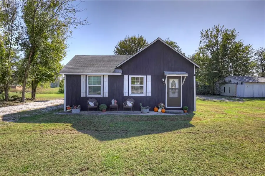 907 12th Street, Baxter Springs, KS 66713 - #3