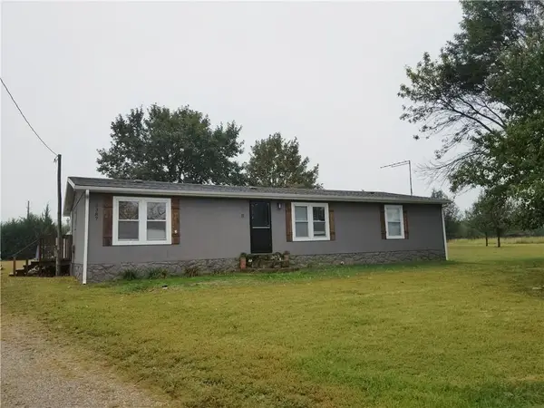 78 Newberry Drive, Linn Valley, KS 66040