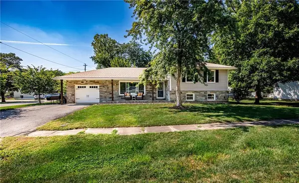 101 S 8th Street, Louisburg, KS 66053