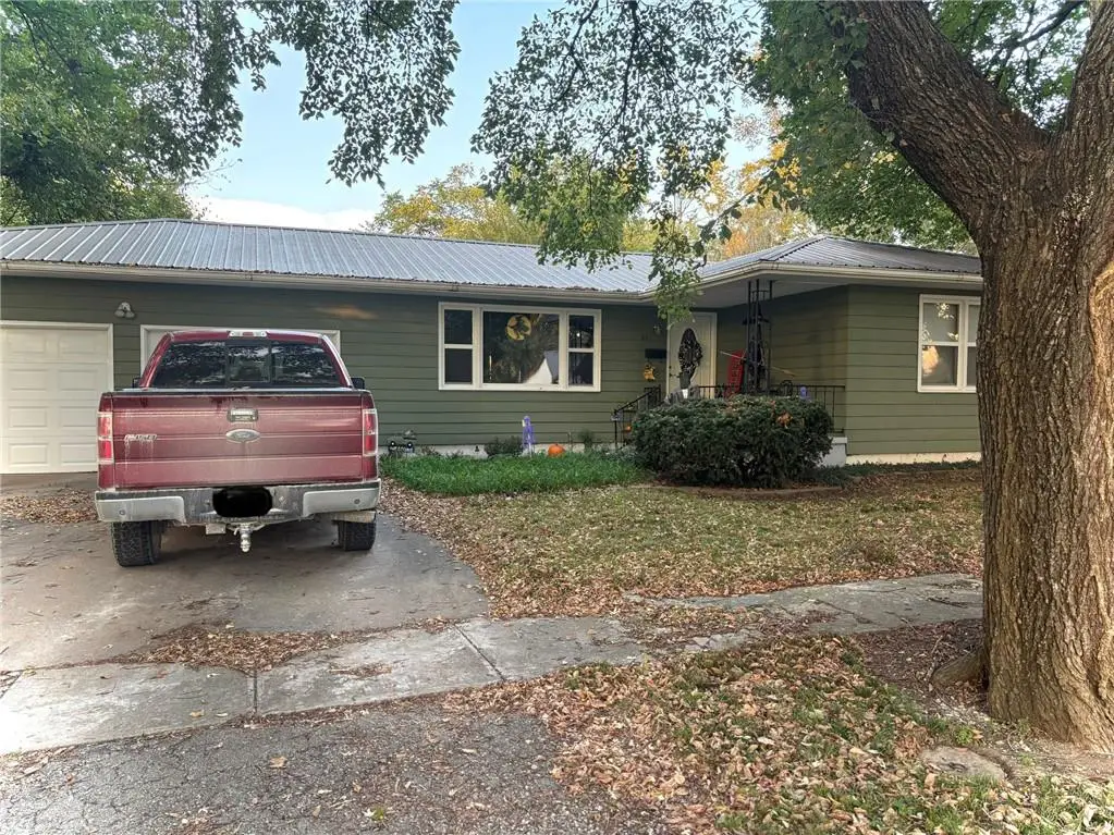611 E 4th Avenue, Garnett, KS 66032 - #1