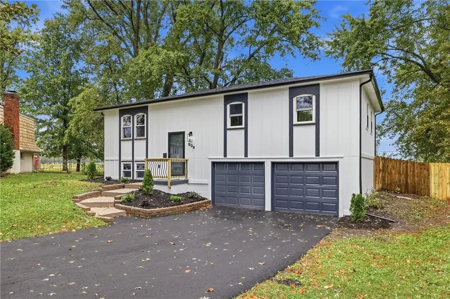 909 S Montclaire Drive, Olathe, KS 66061 - #3