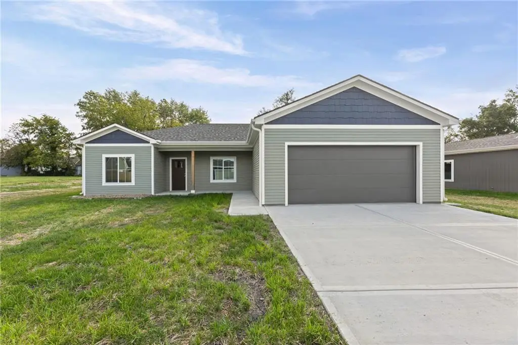 915 5th Street Terrace, Osawatomie, KS 66064 - #1