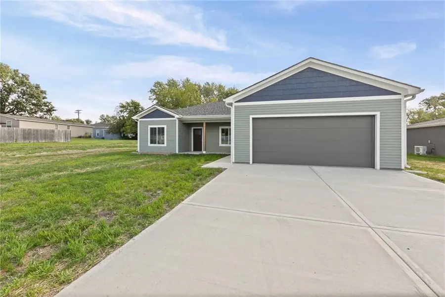 915 5th Street Terrace, Osawatomie, KS 66064 - #2