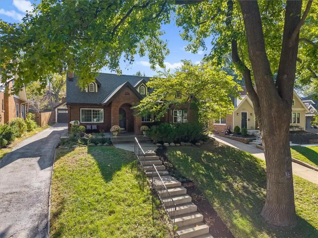 211 E 66th Street, Kansas City, MO 64113 - #1