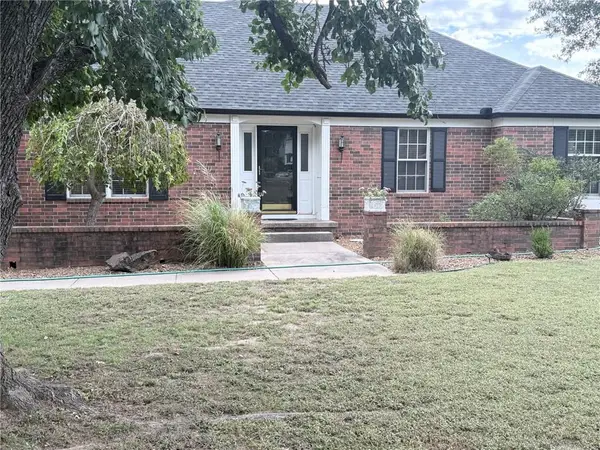 2604 Country Club Circle, Independence, KS 67301