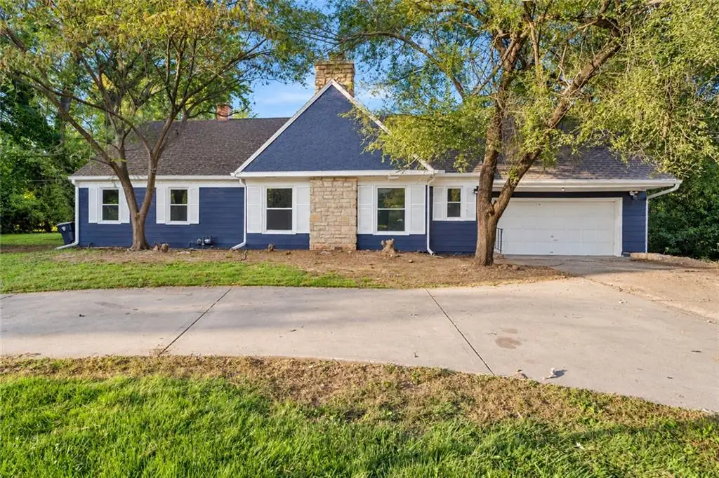 212 E 99 Street, Kansas City, MO 64114 - #1
