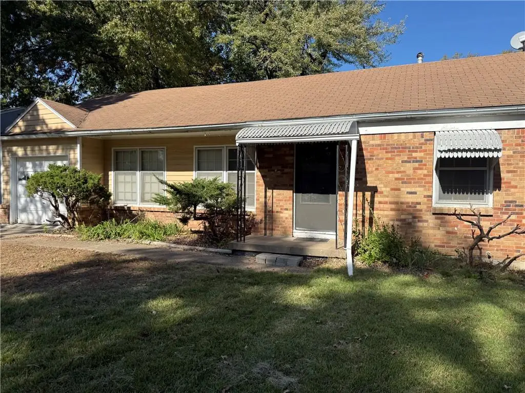 606 E 90th Street, Kansas City, MO 64131 - #1