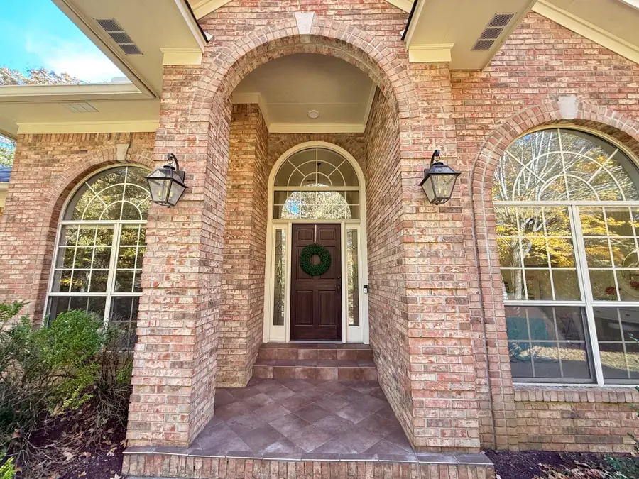 142 Holloman Dr, Columbus, MS 39705 - Image #2