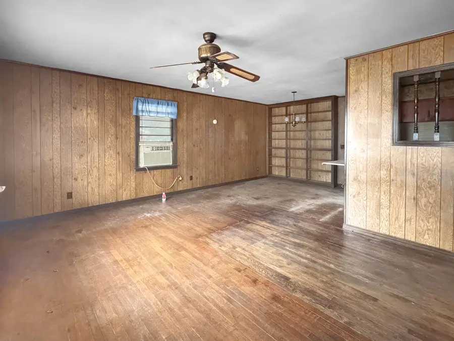 215 Robinwood Cir, Columbus, MS 39702 - Image #2