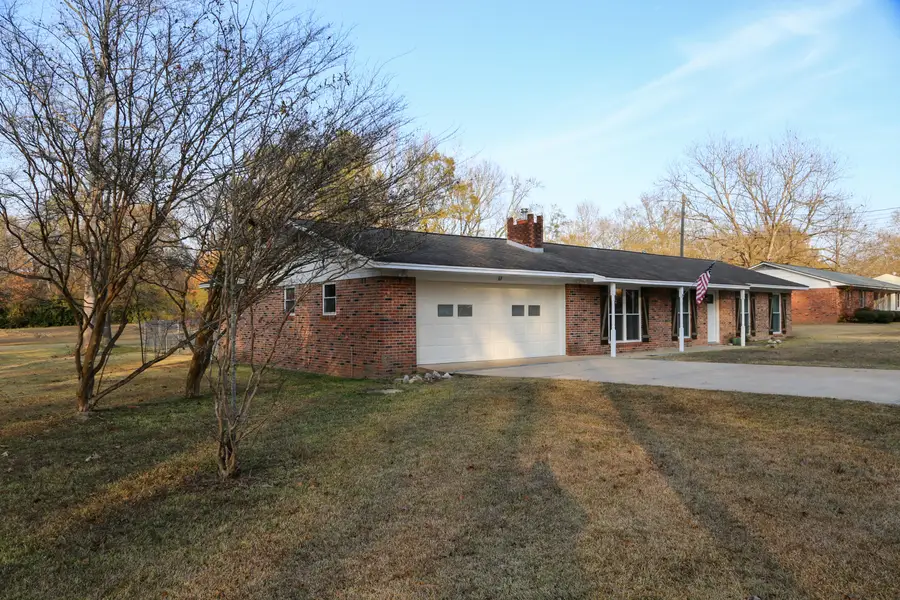 67 Lone Oak Cir, West Point, MS 39773 - Image #2