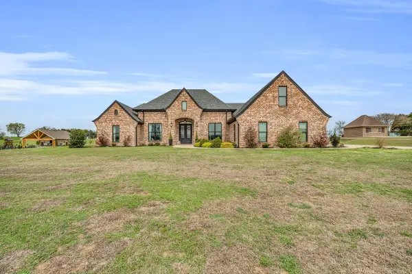 1004 Prairie Waters Dr, Columbus, MS 39701