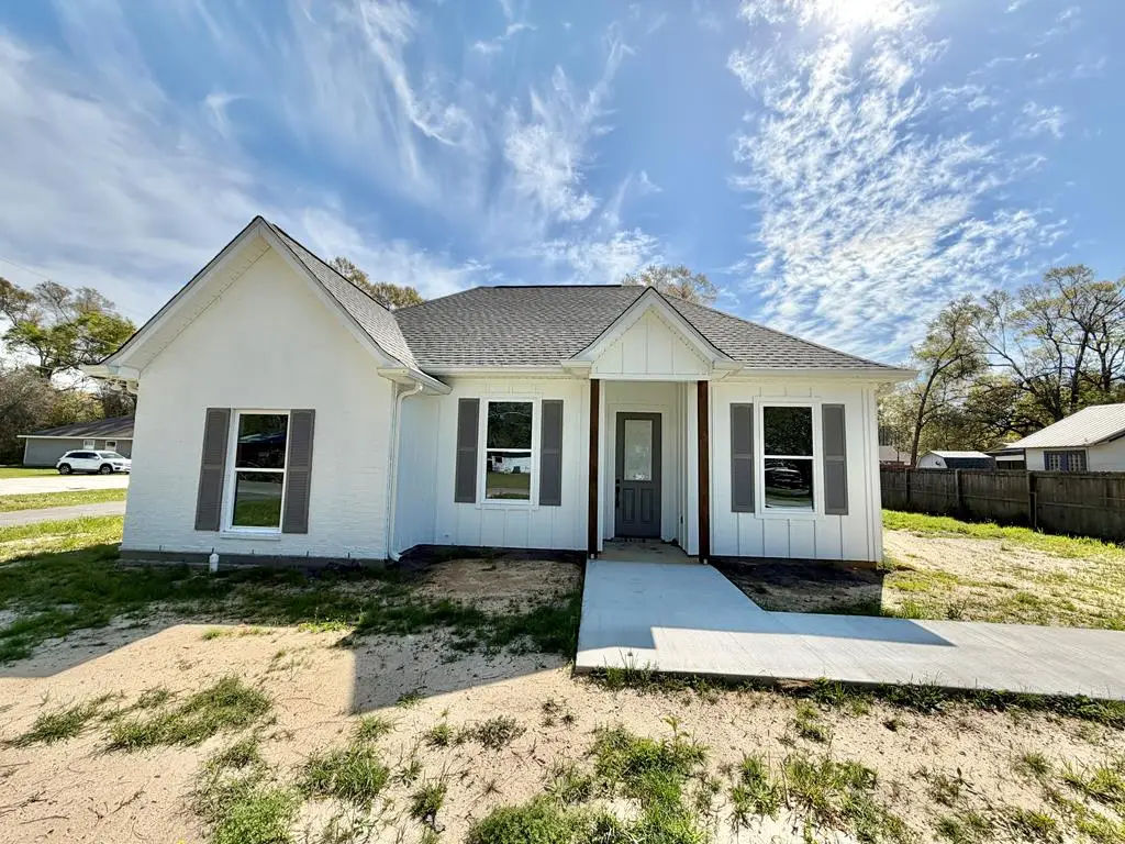 197 S Jackson Ave, Picayune, MS 39466 - #1