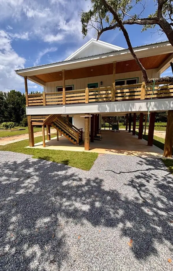318 Hillcrest St, Waveland, MS 39576