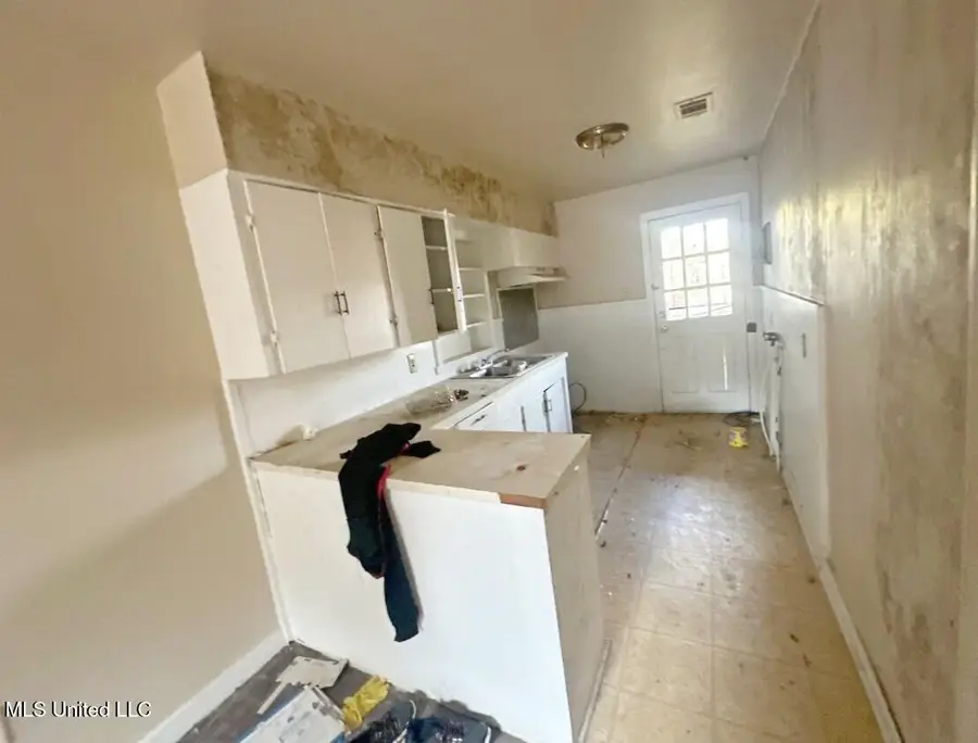 2566 Mcdowell Circle, Jackson, MS 39204 - #2