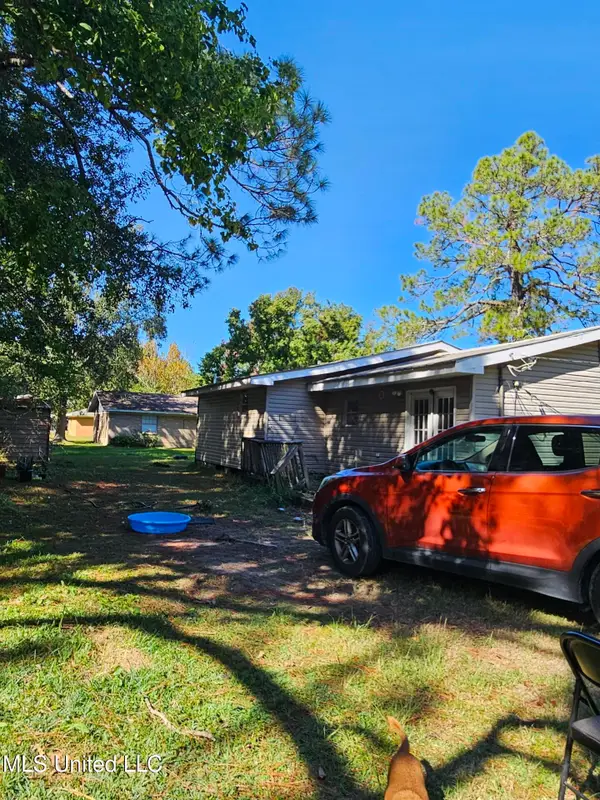 2121 Graveline Road, Gautier, MS 39553