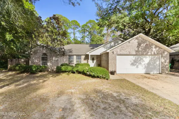 612 Oak Street, Ocean Springs, MS 39564