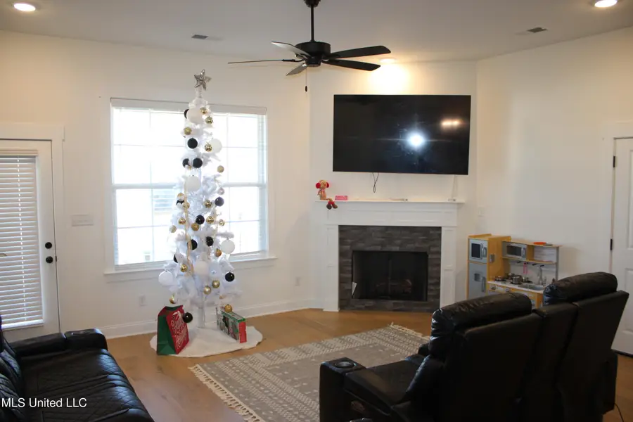 612 Bolivar Drive, Nesbit, MS 38651 - #3