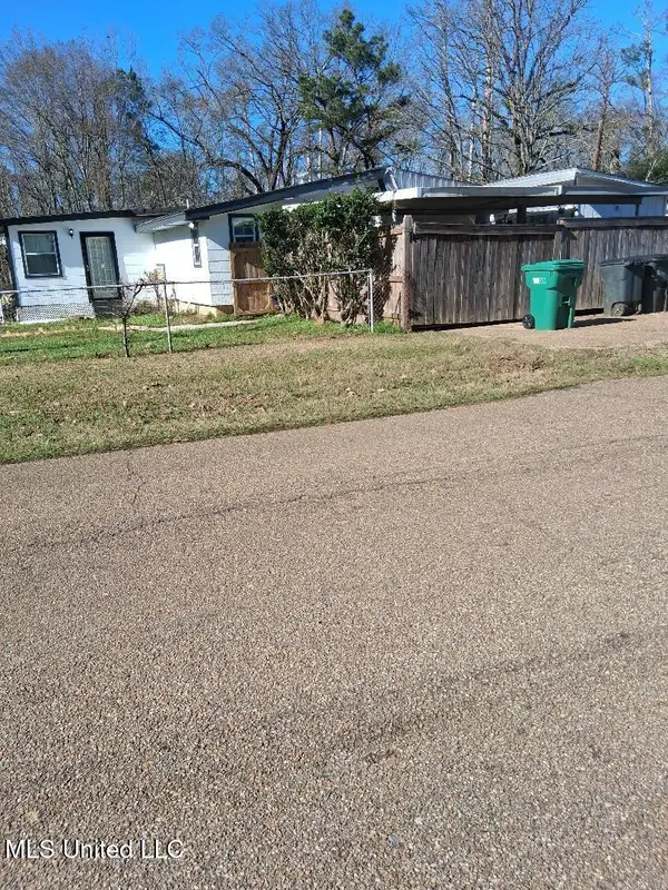 273 W Lake Dockery Drive, Byram, MS 39272