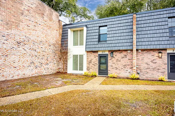 527 Front Beach Drive, Ocean Springs, MS 39564