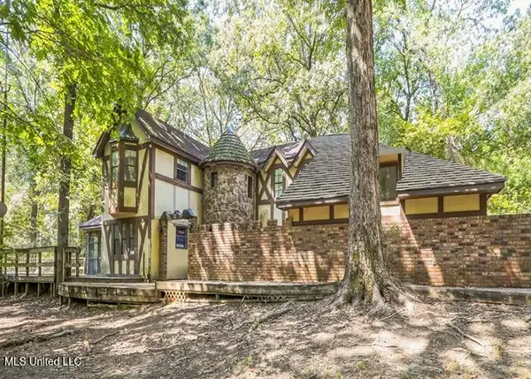 215 Girl Scout Road, Grenada, MS 38901