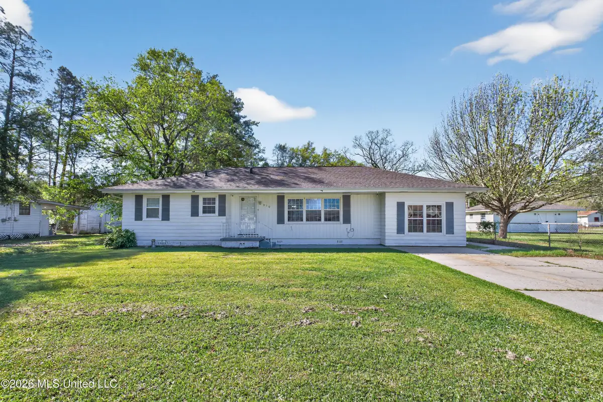 910 E Sycamore Road, Picayune, MS 39466 - #1