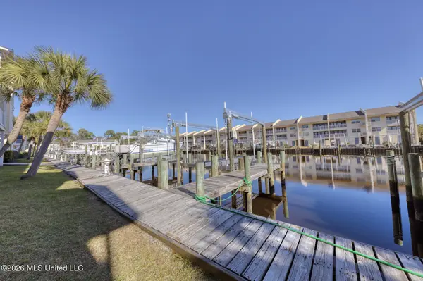 2421 Beachview Drive, Ocean Springs, MS 39564