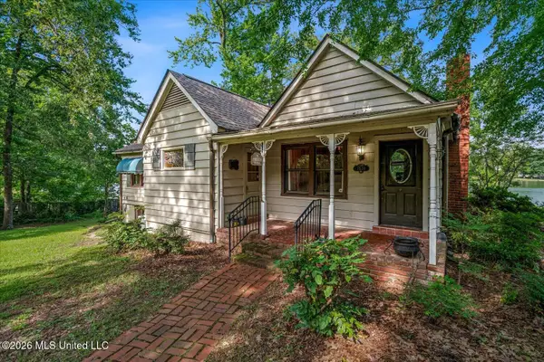 7539 W Shahkoka Drive, Olive Branch, MS 38654