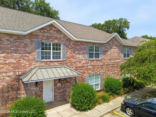 211 Armand Oaks, Ocean Springs, MS 39564