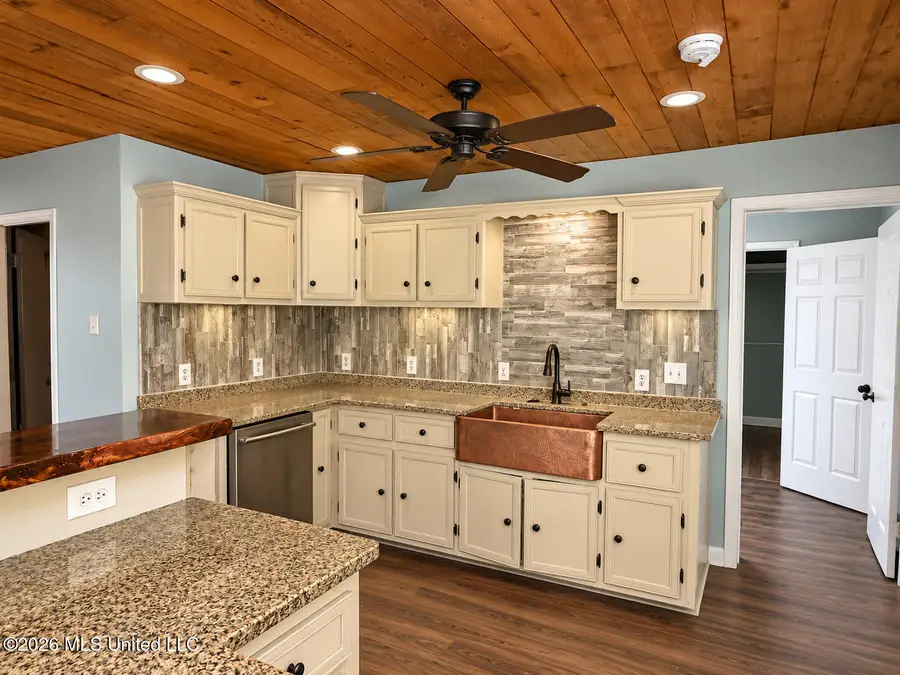 621 N Brooks Avenue, Pelahatchie, MS 39145 - #3
