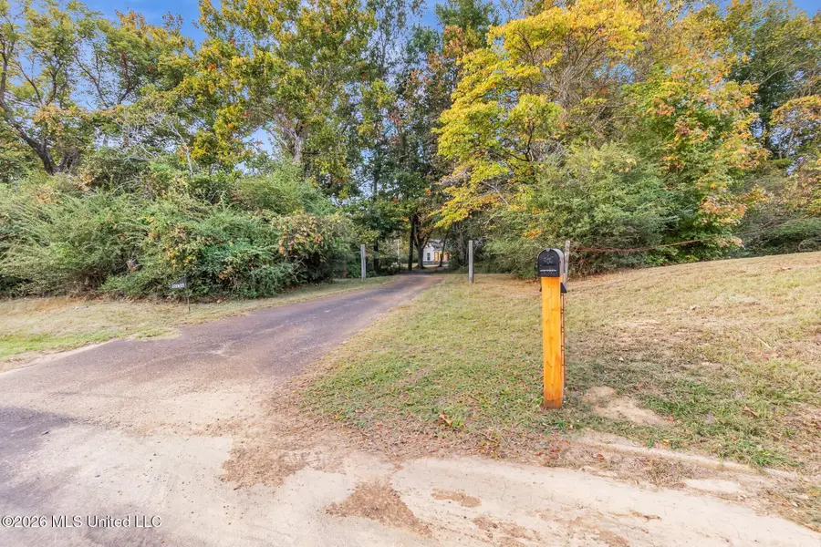 1038 W Oak Grove Road, Hernando, MS 38632 - #2
