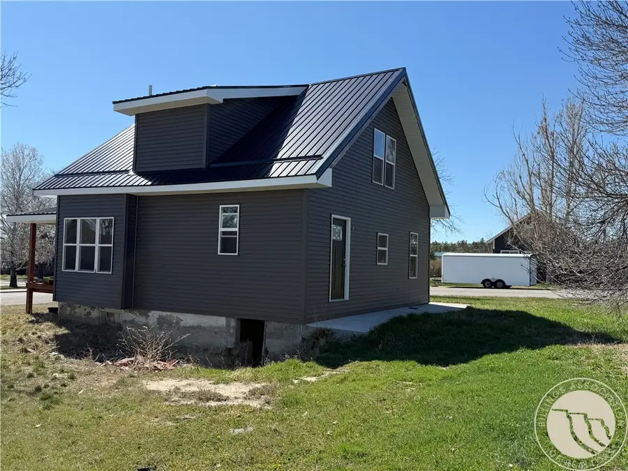 421 9th Avenue W, Roundup, MT 59072 - #3