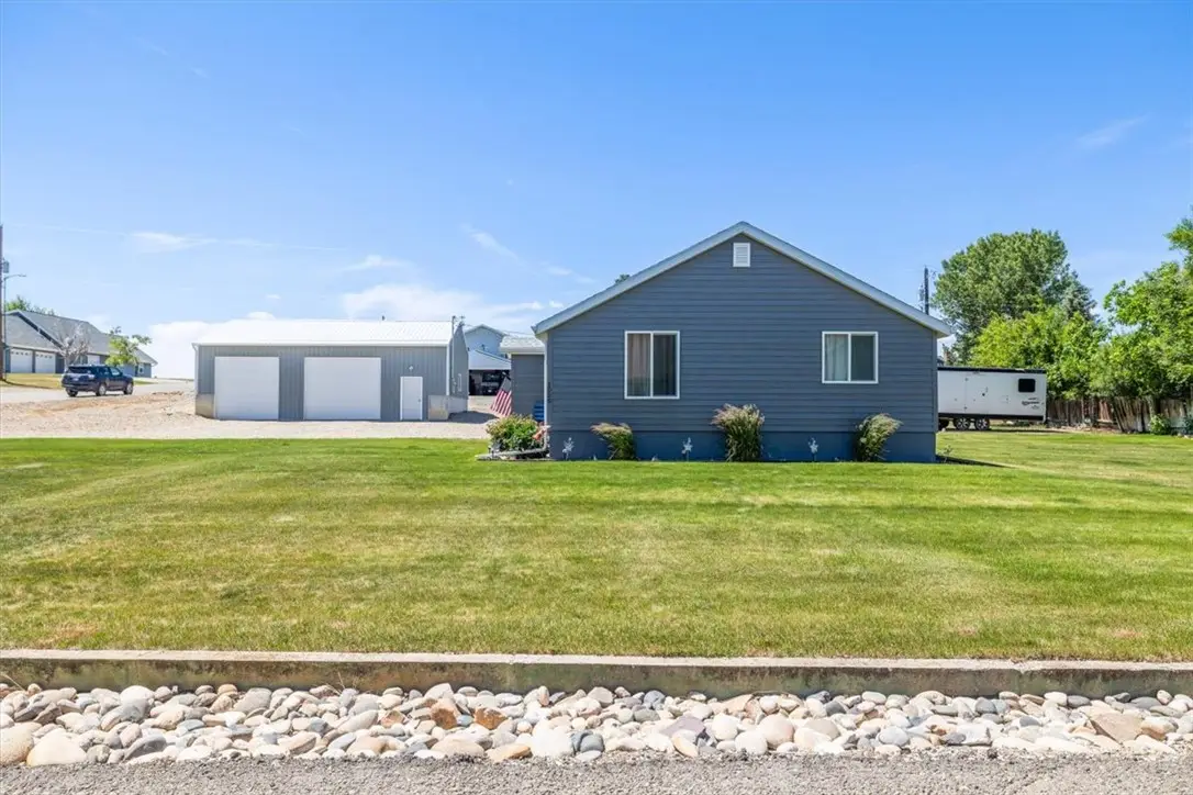 1005 4th St W, Roundup, MT 59072 - #1