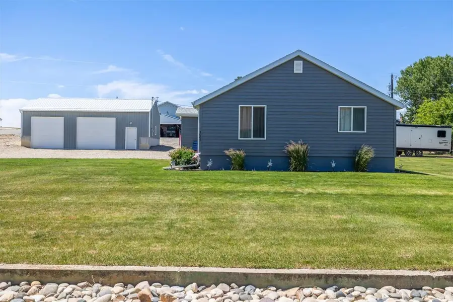 1005 4th St W, Roundup, MT 59072 - #2