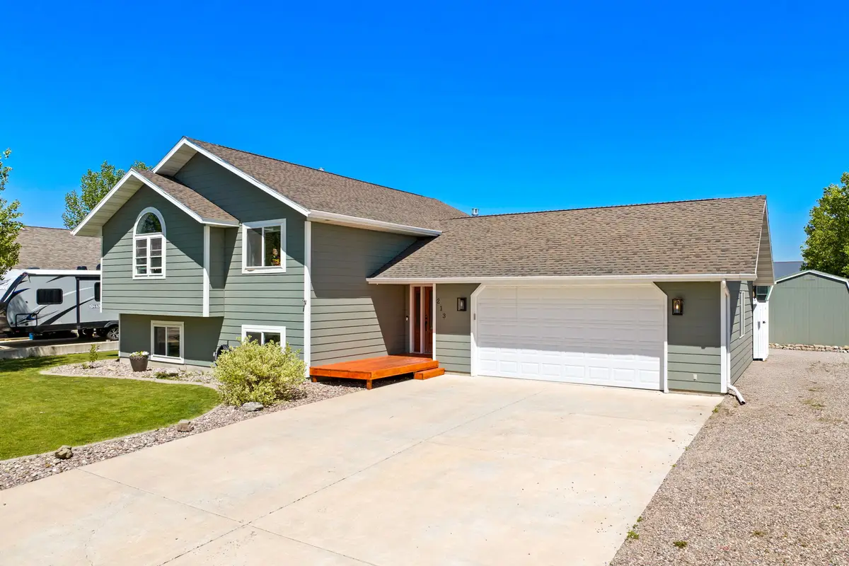 213 38th Avenue Ne, Great Falls, MT 59404 - #1