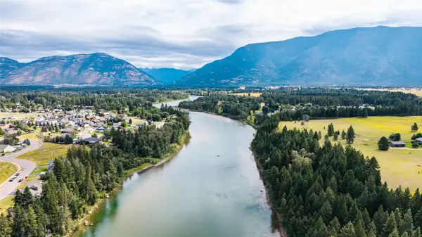 1020 Riparian Drive, Columbia Falls, MT 59912
