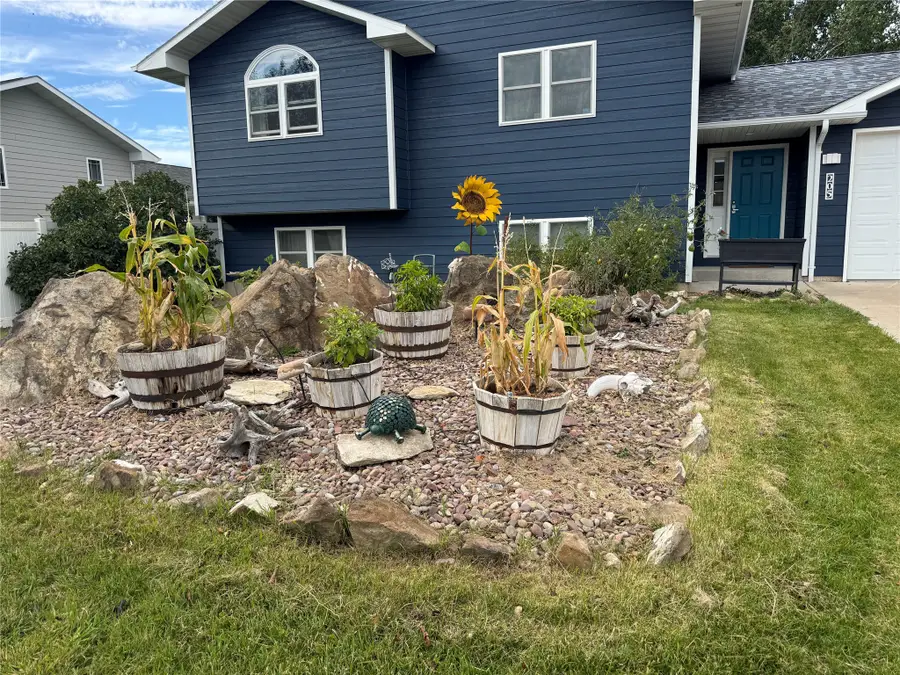 205 38th Avenue Ne, Great Falls, MT 59404 - #2