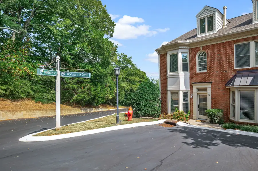 126 Forest Place Cir, Nashville, TN 37215 - Image #2