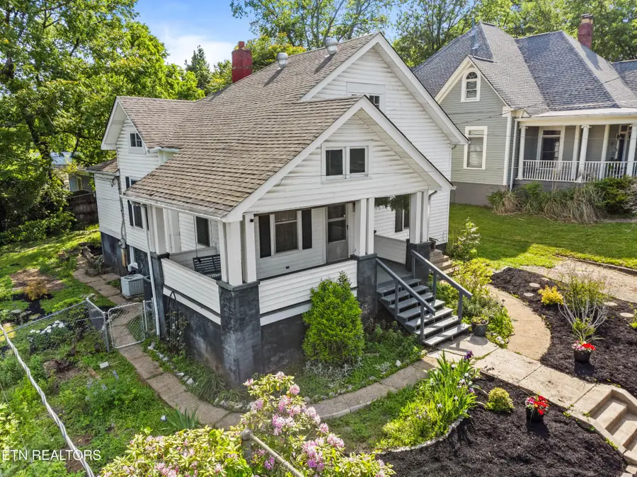 1018 Ne Thompson Place, Knoxville, TN 37917 - Image #2