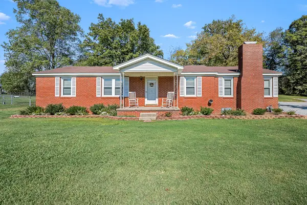 8 W Point Dr, Fayetteville, TN 37334